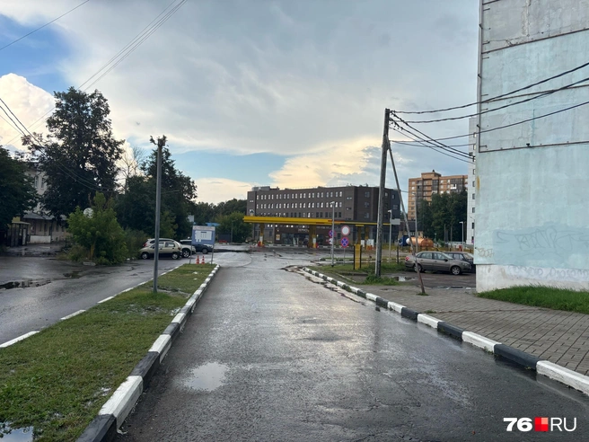 Автомобилисты ждали, когда можно будет подъехать к колонкам | Источник: читательница 76.RU
