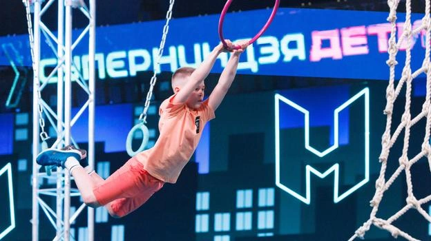Участники шоу выполняют сложнейшие трюки  | Источник: «Суперниндзя. Дети» (12+), 2026 год, режиссер Юрий Кондратюк
