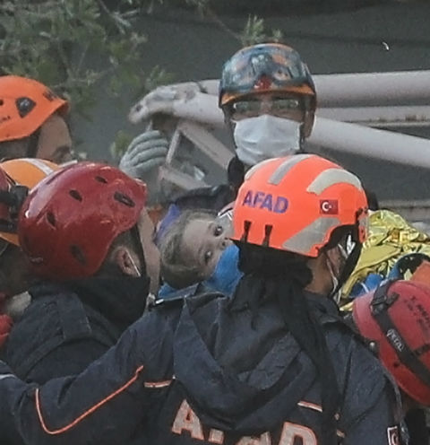 Видео чудесного спасения девочки из-под завалов спустя 4 дня после землетрясения в Турции