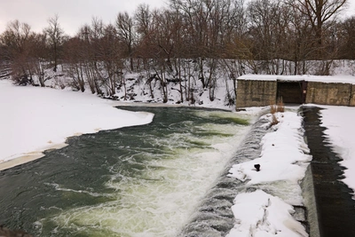 Большой Узень: перелив через плотину в Новоузенском районе