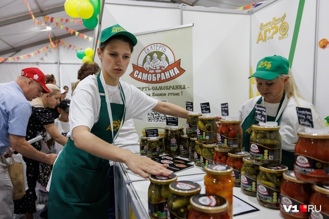 У многих продуктовых палаток были зоны дегустации товара | Источник: Алексей Волхонский / V1.RU