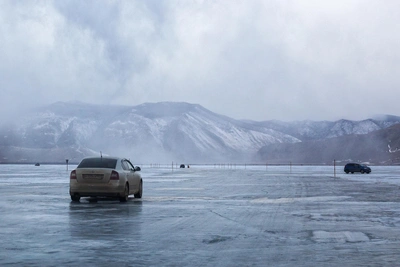 На ледовой переправе до Ольхона провалились автомобили