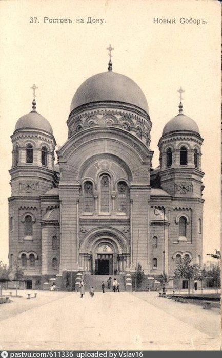 1908–1913 годы. Это тот самый православный храм Александра Невского, ныне утраченный. Располагался на Новой Базарной площади&nbsp;— сейчас это площадь Советов перед зданием правительства области | Источник: Открытка изд. Северное Художественное издательство, архив Ростовского областного музея краевдеения / pastvu.com