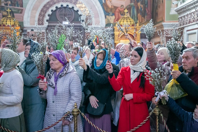 В доме освященную вербу ставят на переднем углу за икону и хранят ее весь год — до следующего Вербного воскресенья | Источник: ugraeparhia.ru