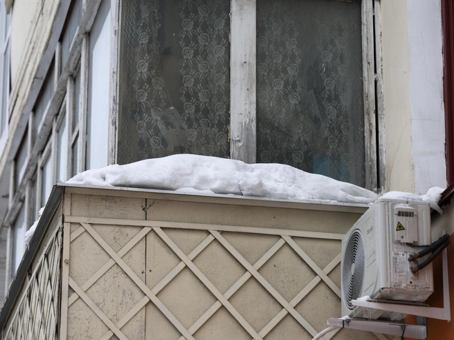 Падение снежного кома с козырька балкона может привести к серьезным травмам. | Источник: Владислав Лоншаков / E1.RU