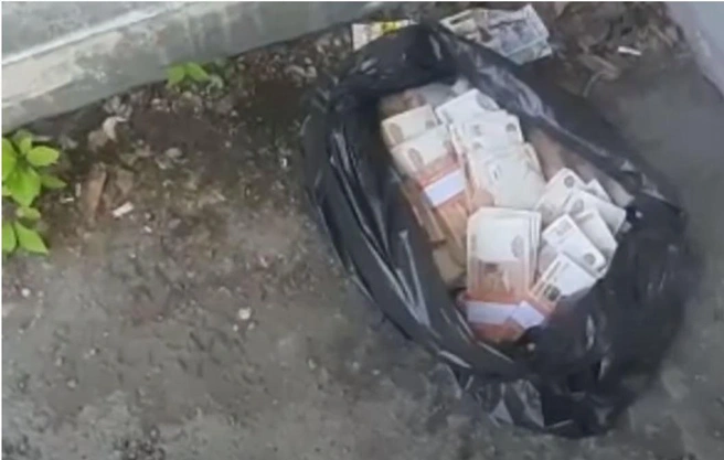 На видеокадрах показали пачку денег в пакете. Захватчик просил 15 миллионов рублей | Источник: Следственный комитет Российской Федерации / YouTube.com
