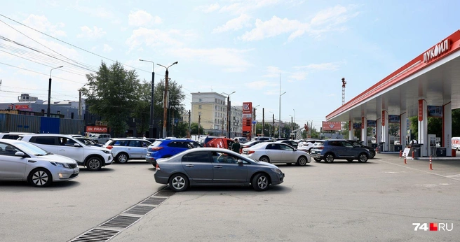 Традиционное столпотворение на «Лукойле» на улице Артиллерийской. Топлива в данном случае нет: автомобилисты ждут бензовоз | Источник: Михаил Шилкин