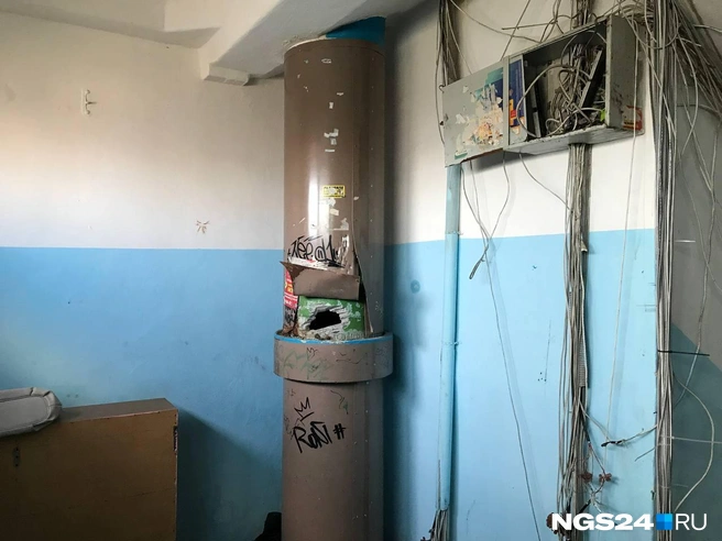 Кто-то старательно делал себе пепельницу? | Источник: Дмитрий Мамаев / NGS24.RU