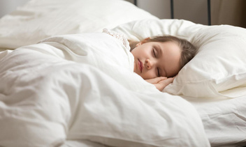 В какую сторону лучше спать головой ребенку и взрослому
