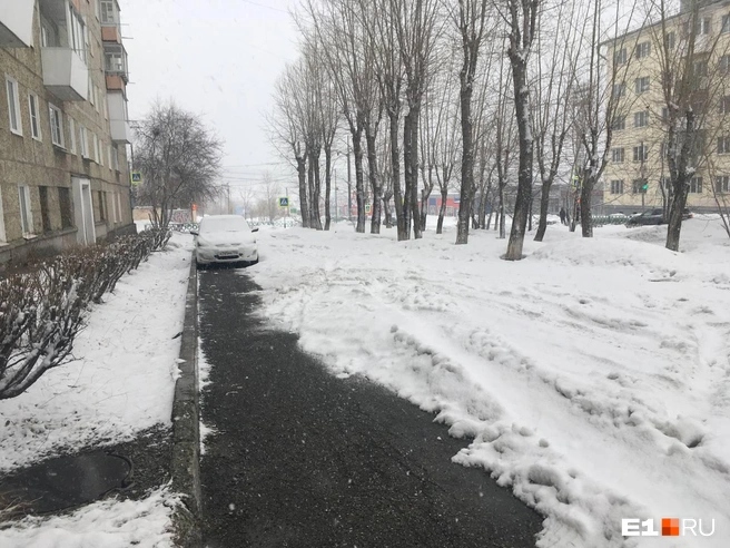 На севере области коммунальщики до сих пор не вычистили последствия зимних снегопадов | Источник: читатель E1.RU Александр Макушин