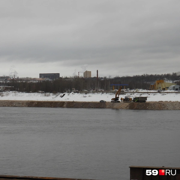 Вид на строящуюся дамбу с правобережной части города | Источник: Кирилл Хафизов / 59.RU