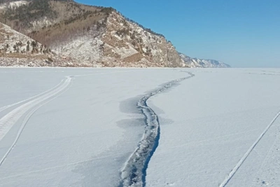 Огромная трещина расколола лёд Байкала
