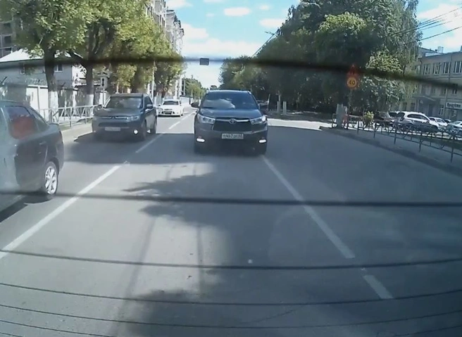 Видео: в центре Рязани Toyota совершает три грубых нарушения ПДД за 10 секунд | ya62.ru