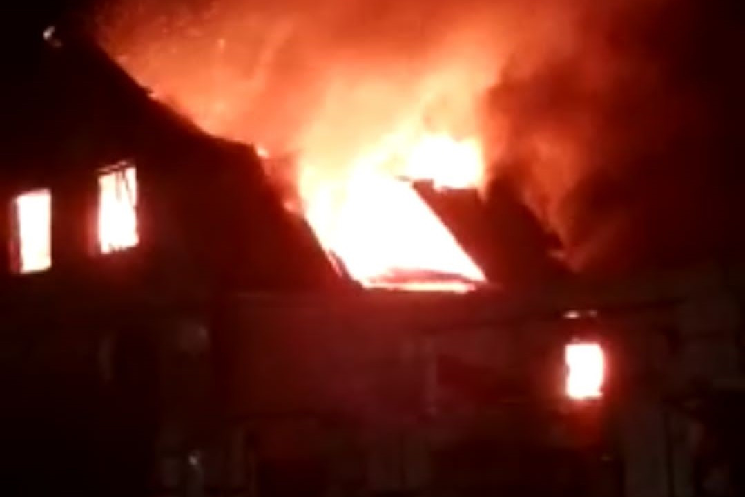 «Взрыв слышала вся станица»: под Волгоградом после удара молнии выгорел частный дом