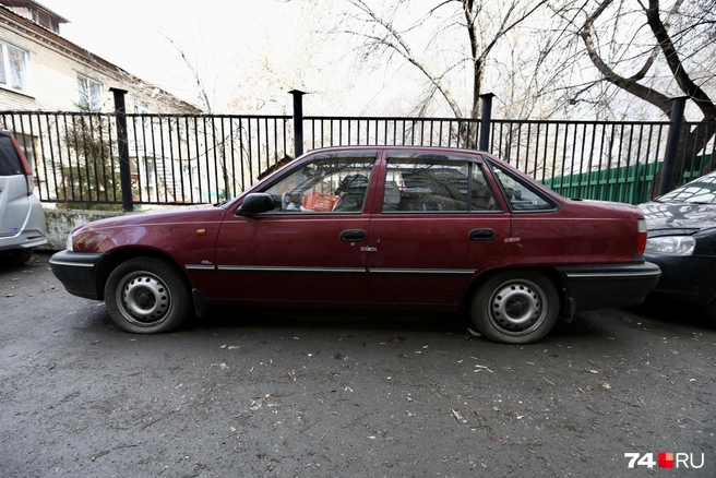 А вот автомобиль владельца гаража, он стоит рядом с боксом, во дворе | Источник: Наталья Лапцевич