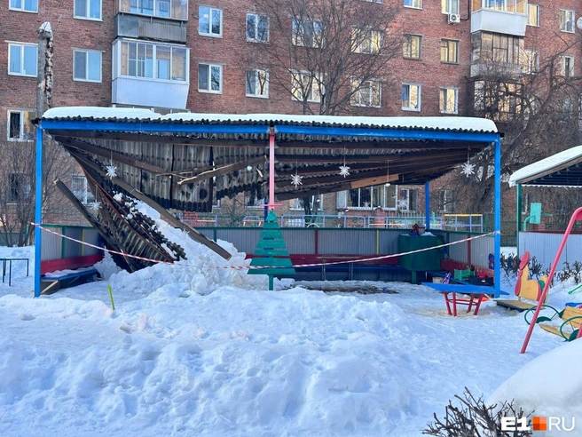 Часть кровли упала из-за тяжести снега | Источник: читательница E1.RU
