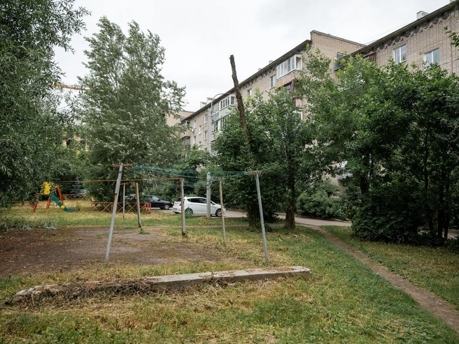 Во дворе общежития много зелени, а бельё по старинке сушат на верёвках. | Источник: Александр Куренной / 76.RU