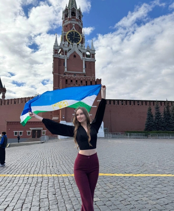 С флагом Башкирии на главной площади страны | Источник: Софья Бякова / Vk.com
