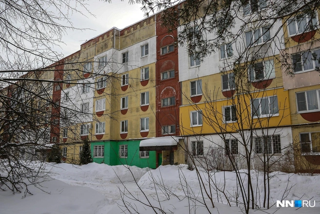 Один из жилых домов — хоть какие-то яркие краски в этом месте | Источник: Наталья Бурухина / NN.RU