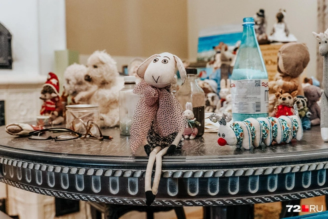 Одни из первых игрушек, которые сшила Алла Ювакаева, были максимально простыми — как эта кокетливая овечка и пестрая гусеничка | Источник: Илья Чикотин / 72.RU