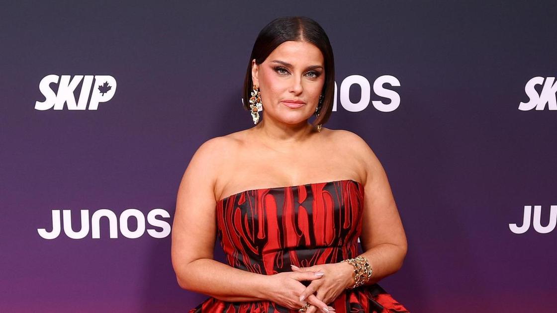 Нелли Фуртадо не будет оправдываться за вес&nbsp;&mdash; эффектный выход певицы в красном корсете