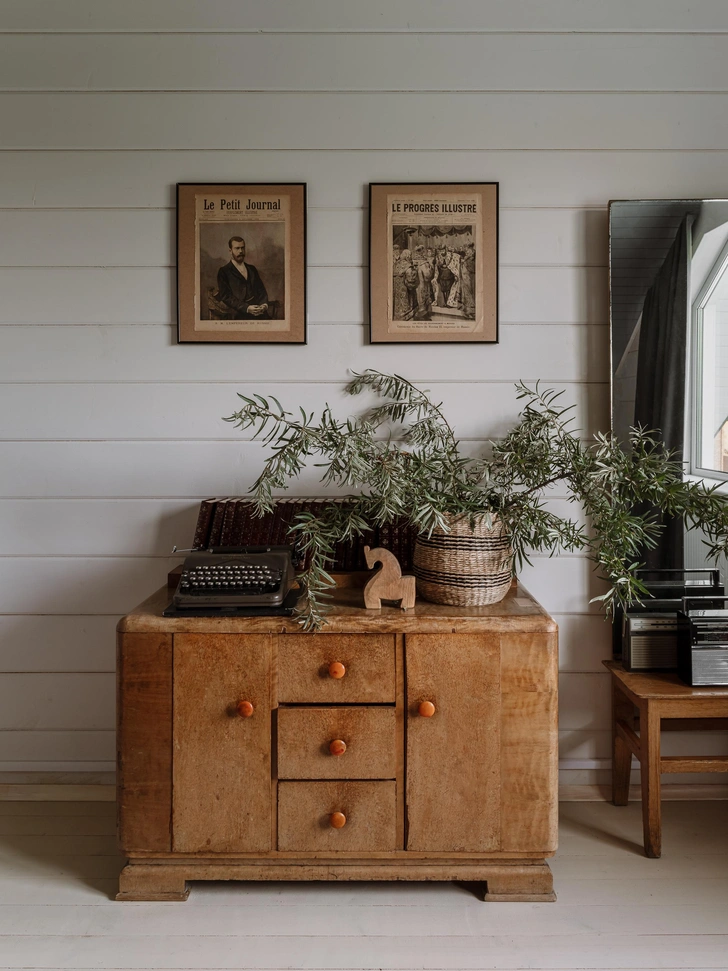 Консоль из карельской березы, «Авито» На стене&nbsp;— винтажные вырезки из Le Petit Journal с изображением Николая II (привезены из Бангкока). Лошадка&nbsp;— ручная работа вологодских мастеров. Печатная машинка&nbsp;спасена со старой дачи друзей, которую продавали. | Источник: Ольга Шангина; стиль: Яна Яхина