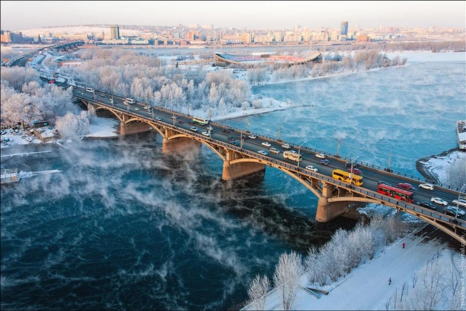 Одна из главных достопримечательностей Красноярска — Коммунальный мост, изображенный на бумажной 10-рублевой купюре. ЦБ РФ решил изъять ее из оборота, но очертания моста через Енисей давно и прочно отпечатались в памяти взрослого населения России.