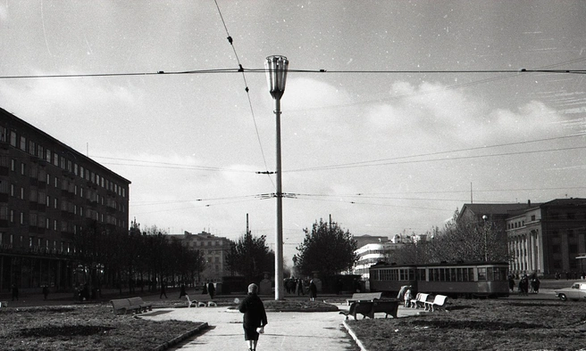 1960-е, романтический «островок» со скамейками внутри трамвайного кольца на Ленина — Луначарского.