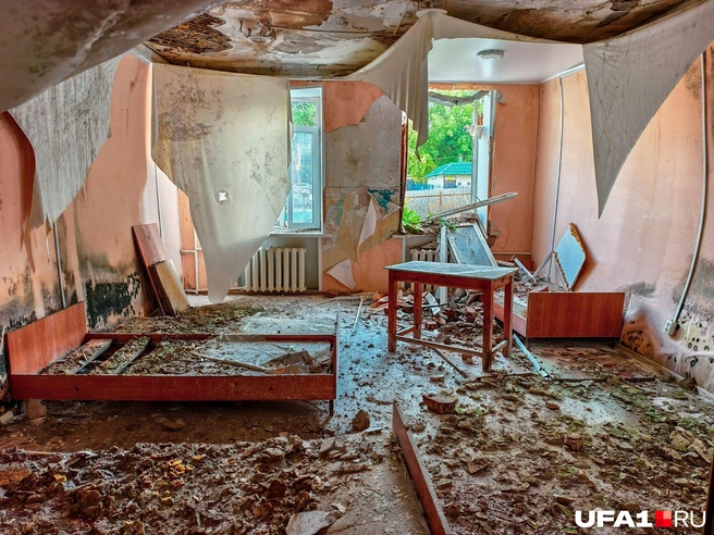 Потолок постепенно опадает | Источник: Булат Салихов / UFA1.RU