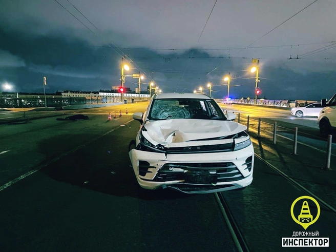 Подробности жёсткого ДТП на Литейном мосту: каршеринг выскочил на мост уже на красный | Источник: Дорожный инспектор