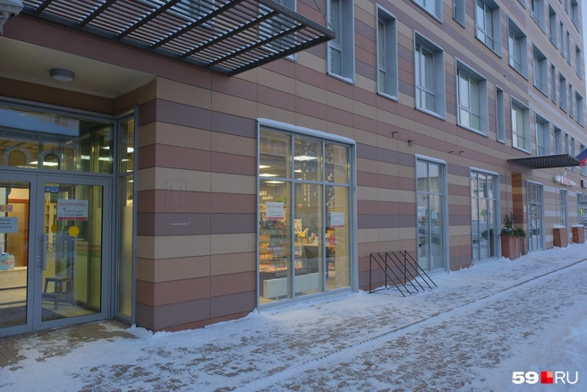 С улицы магазин никак не выделяется&nbsp;— его интерьер выполнен в спокойных тонах, снаружи нет яркой вывески | Источник: Тимофей Калмаков / 59.RU