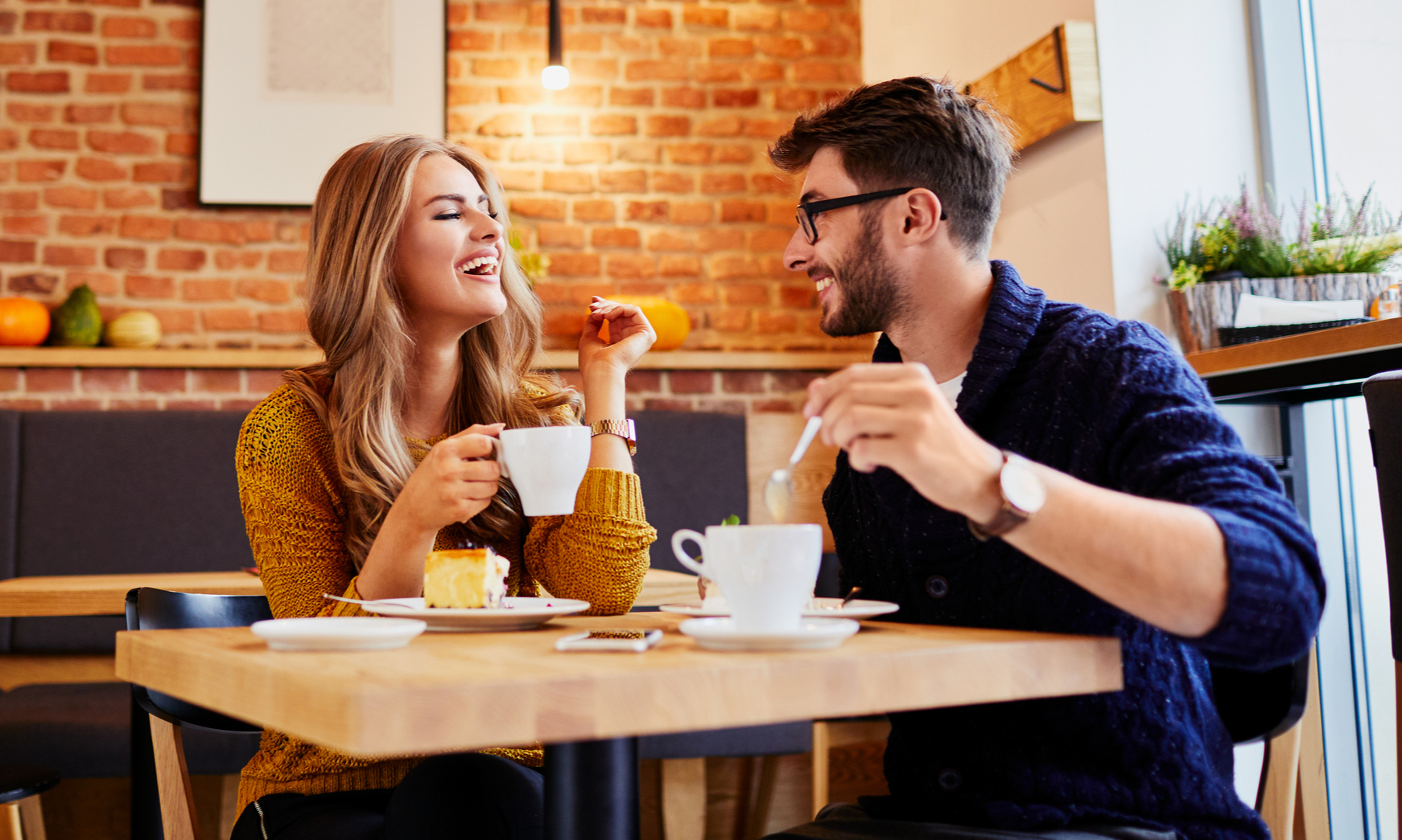 Фото мужчина и женщина в кафе