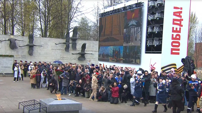 Огни в разных городах страны зажглись одновременно в прямом эфире | Источник: кадр прямой трансляции на портале «Храним огонь Победы»