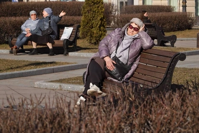 Жители Петербурга загорают на обновлённом пляже