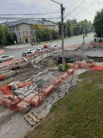 По плану яму должны вот-вот зарыть, но люди в это не верят | Источник: читатель НГС