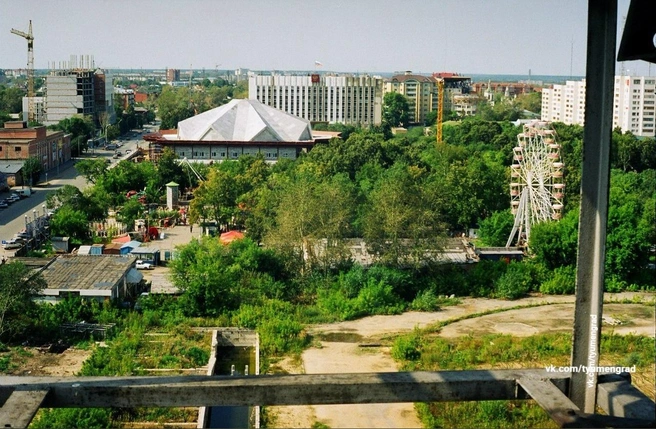 Середина августа 2003 года. Горсад еще живой  | Источник: фото А. Пляшкова / «Тюмень до нашей эры» / Vk.com