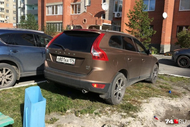 А этот Volvo не просто встал на детской площадке, но и подавил лежащие около песочницы игрушки | Источник: читатель 74.RU
