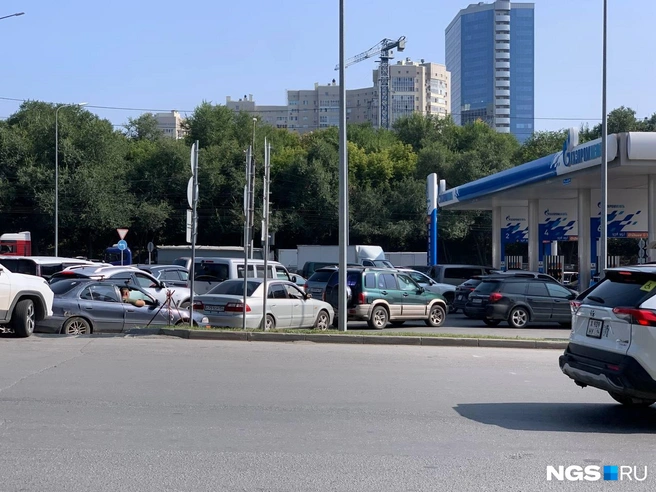 Стабильная ситуация сохраняется на АЗС «Газпромнефти» на Фабричной | Источник: Кристина Распутина / NGS.RU