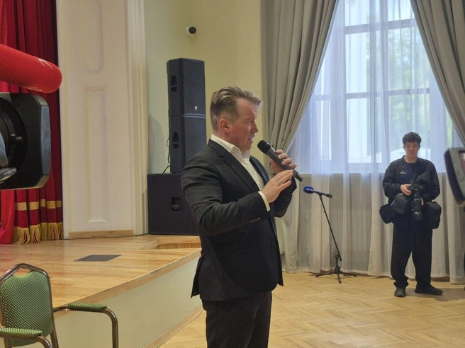 Эмоции актера при рассказе о съемках сцены с коровой | Источник: Ирина Яковлева / V1.RU
