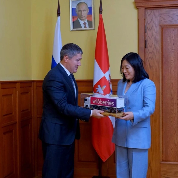 Татьяна Ким подарила губернатору фигурку грузовика Wildberries | Источник: Дмитрий Махонин / Telegram