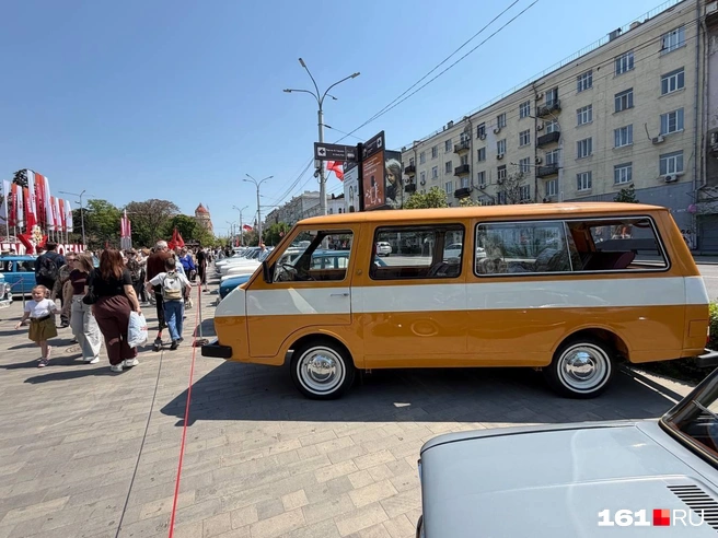 Это микроавтобус РАФ-2203 «Латвия». Такие машины выпускала Рижская автобусная фабрика с 1975 по 1997 год. Их использовали по-разному: и как служебное такси, и как карету скорой помощи | Источник: Евгений Вдовин / 161.RU