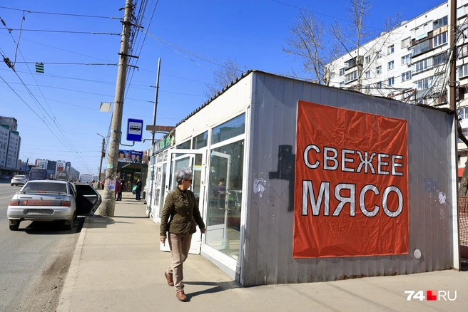 Половину площади раньше занимала «Таврия», теперь тут неясное «свежее мясо» | Источник: Михаил Шилкин