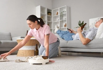 «Муж пьет пиво и ведет себя как обиженный мальчик, а я общаюсь с ним только по делам. Есть ли смысл спасать брак?»