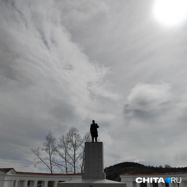 По третью сторону — Ленин на высоком постаменте | Источник: Дарья Кливенкова / CHITA.RU