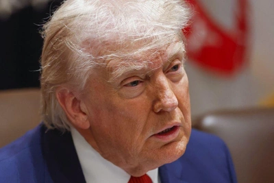 Выпуклость под костюмом Трампа вызвала слухи о подгузнике