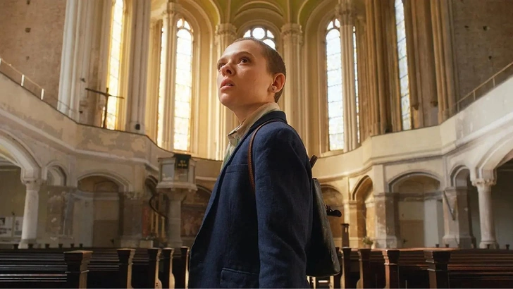 Кадр из сериала «Неортодоксальная» 92020) | Источник: «Кино Mail.ru»