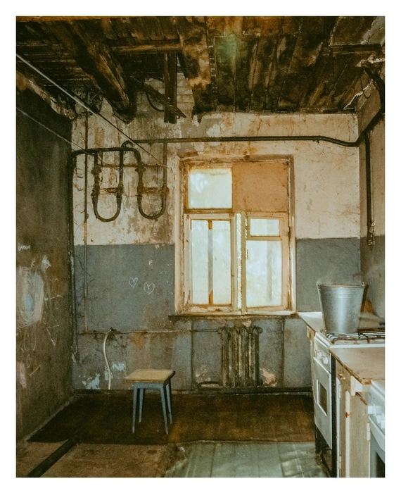 В надежде, что скоро обретет новое жилье | Источник: Юлия Воропаева