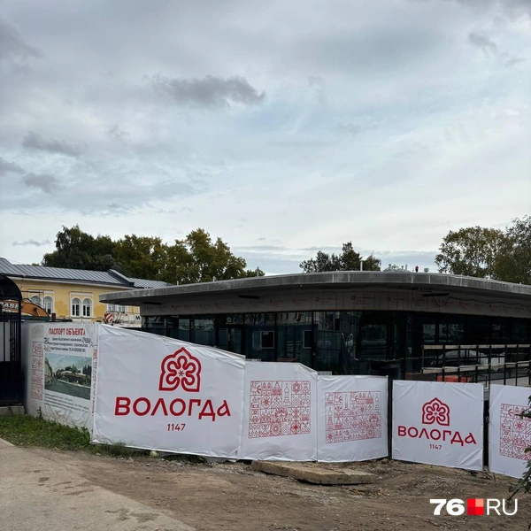 Туристы, гуляя по центру, точно запомнят красный цвет и кружевные орнаменты | Источник: Ксения Ткаченко / 76.RU
