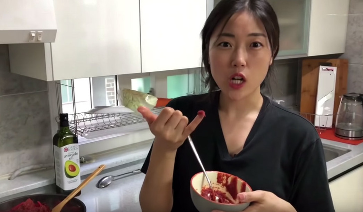Корейская блогерша попыталась сварить борщ (видео на русском)
