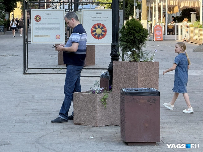 Ни взрослым, ни детям больше негде присесть | Источник: Сергей Петунин / YA62.RU